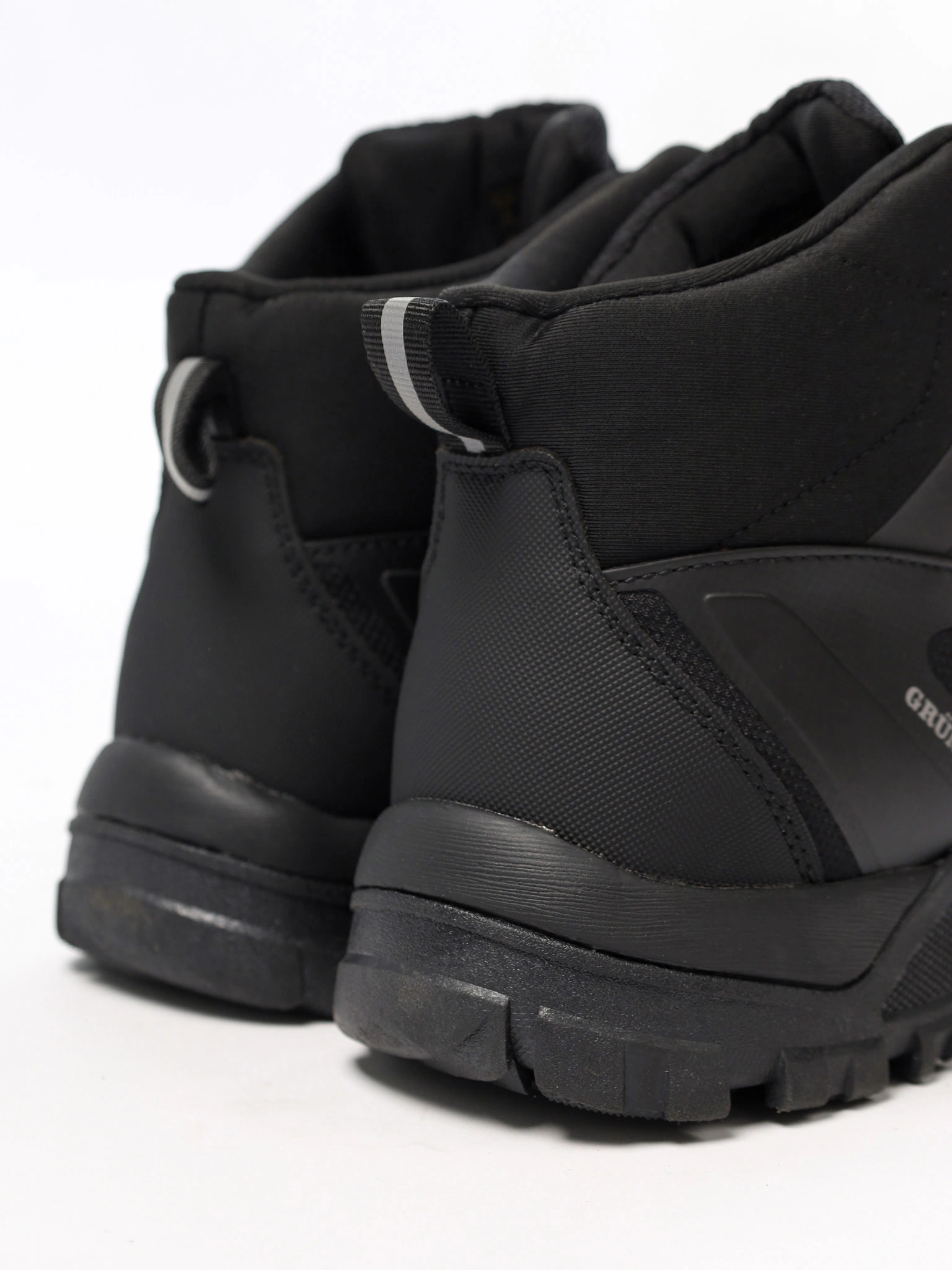 Ботинки черного цвета комбинированные на рельефной подошве